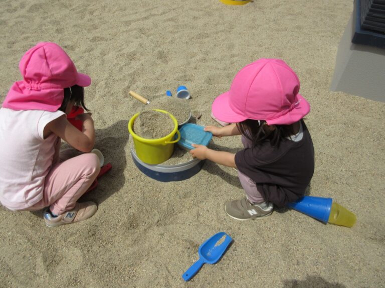 お散歩と砂遊びの様子です。