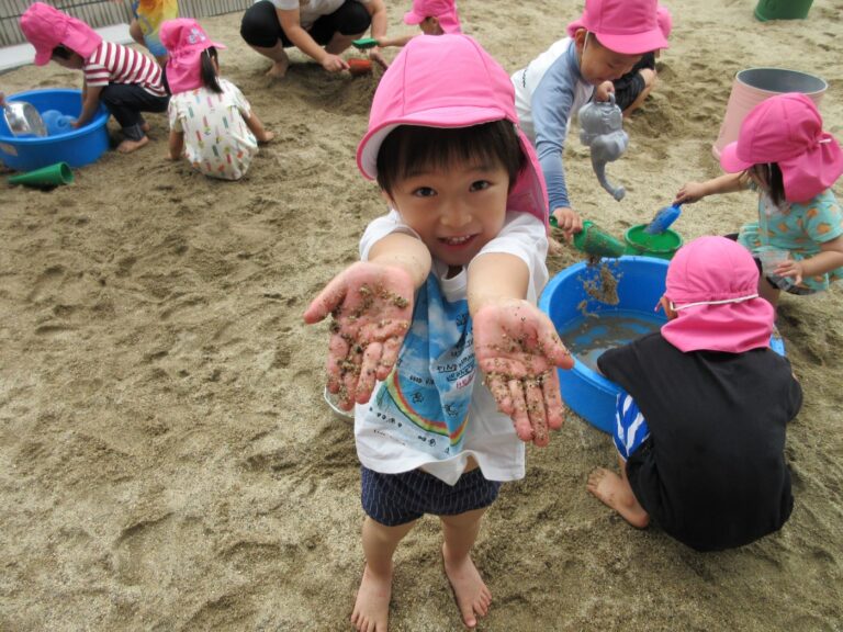 水を使って砂場で遊びました。