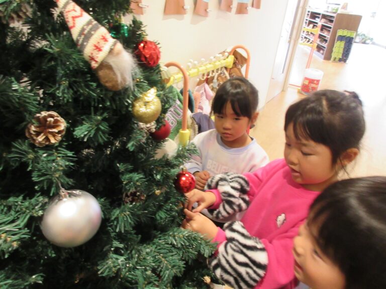 ツリーの飾りつけをしたよ🎄(4歳そら組)