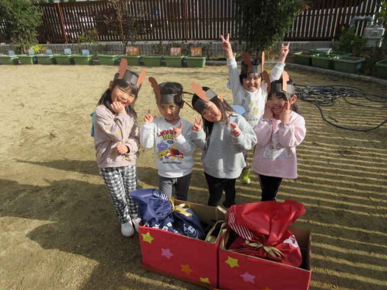 トナカイに変身☆プレゼント🎁運びリレー(3歳 にじぐみ)