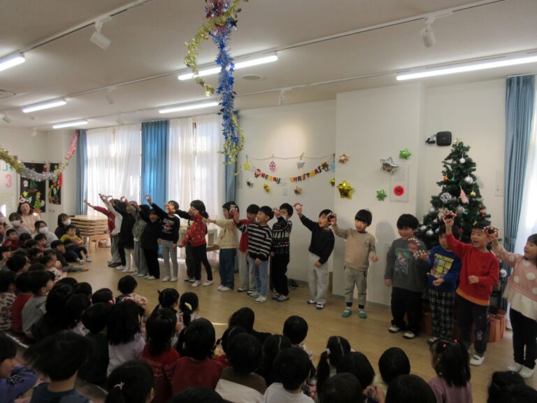 メリークリスマス!きょうはクリスマス会です。