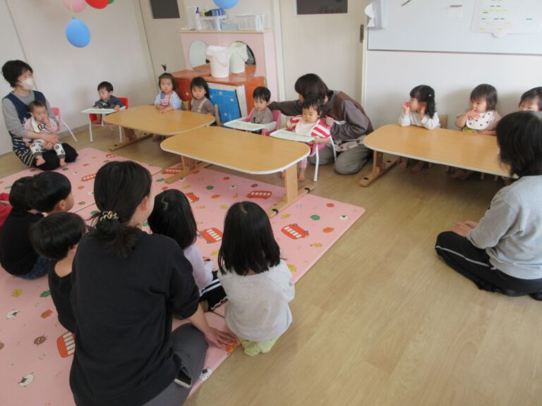 くじら組さんとの交流会① (０歳児　うみ組)