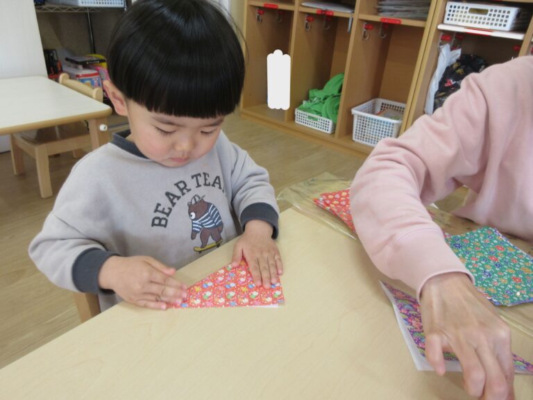 おりがみの着物、折ってみたよ!(2歳児 あめ組)